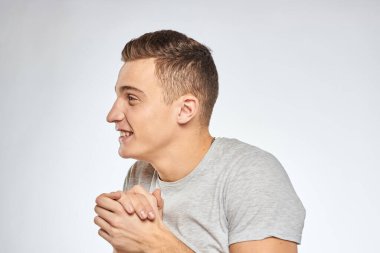 Neşeli, duygusal, gri tişörtlü, el hareketli stüdyo yaşam tarzı.