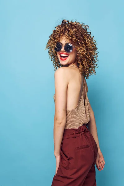 Jolie femme Mode sourire cheveux bouclés lèvres rouges lunettes de soleil — Photo