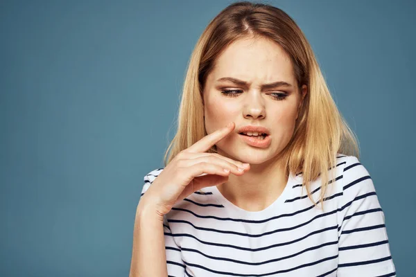 Donna che indossa a strisce t-shirt ritagliato vista blu isolato sfondo scontento espressione facciale — Foto Stock