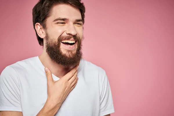 Hombre en camiseta blanca emociones estilo de vida expresión facial recortado ver fondo rosa. — Foto de Stock