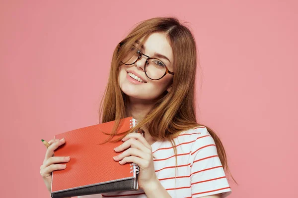 Jeune étudiante avec des livres sur les lunettes de fond roses sur le visage institut d'éducation vue recadrée — Photo