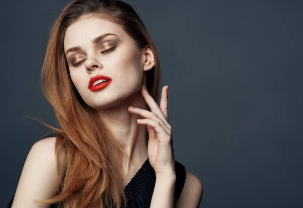 Πορτρέτο της όμορφης γυναίκας με κόκκινα χείλη μακιγιάζ μοντέλο γκρι φόντο — Φωτογραφία Αρχείου