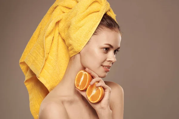 Schöne Frau gelbes Handtuch auf orangefarbener Naturkosmetik Exotisch beige Hintergrund — Stockfoto