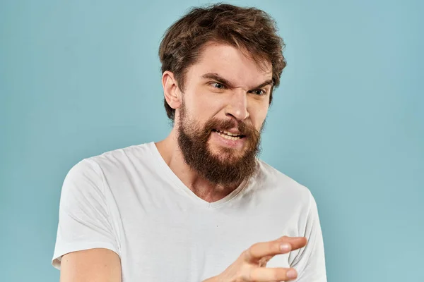 Бородатий чоловік емоції вираження обличчя жести рук крупним планом синій фон — стокове фото