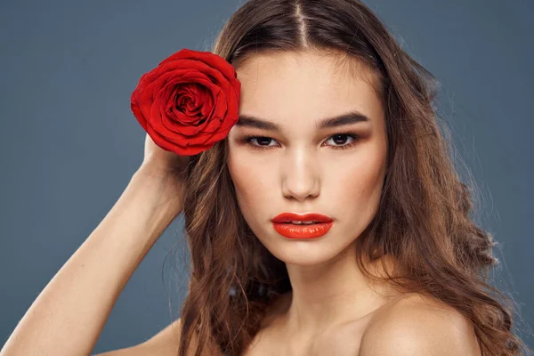 Femme avec une rose dans ses mains épaules nues soirée maquillage lèvres rouges — Photo