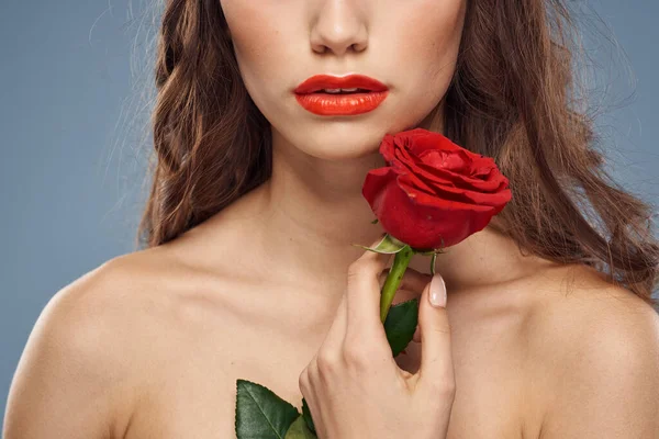 Kobieta z różą w rękach nagie ramiona makijaż wieczorem czerwone usta — Zdjęcie stockowe