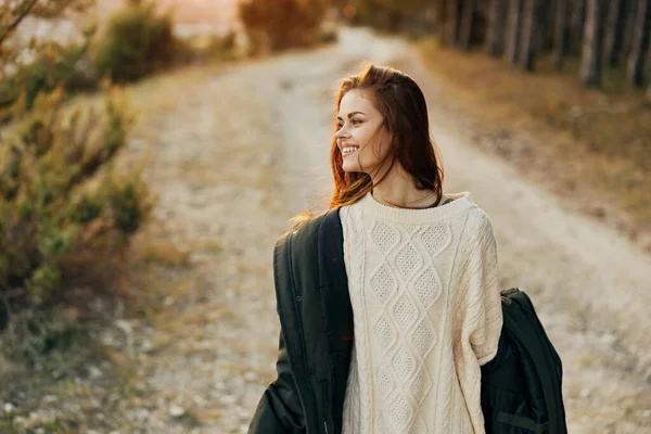 Mujer alegre en chaqueta paseo paisaje vacaciones viaje —  Fotos de Stock