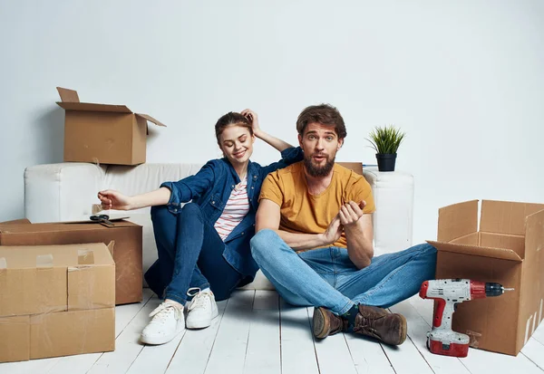Muž a žena s prázdnými boxy Stěhování do bytu vnitřní — Stock fotografie