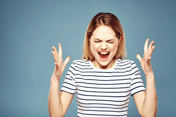 Расстроенная женщина эмоции недовольство жесты с руками синий фон — стоковое фото
