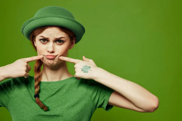 St patricks dia feliz mulher verde t-shirt chapéu shamrock feriados diversão — Fotografia de Stock