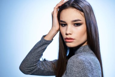 Güzel, zarif kadın kozmetik saç stili kırpılmış stüdyo modeli.