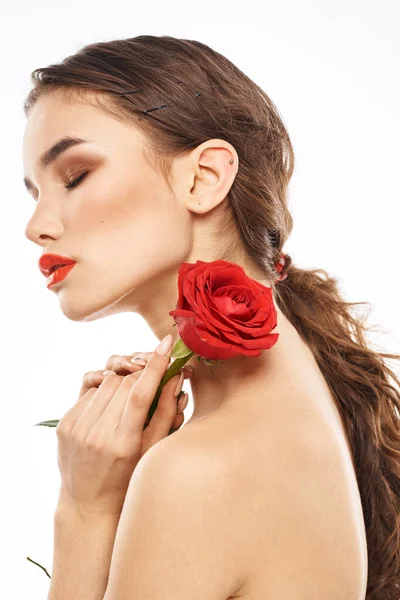 Bella donna con rosa rossa vicino al viso trucco spalle nude ritratto — Foto Stock