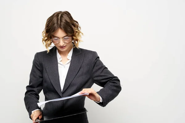 Donna d'affari in un abito con documenti in mano luce sfondo capelli ricci acconciatura — Foto Stock