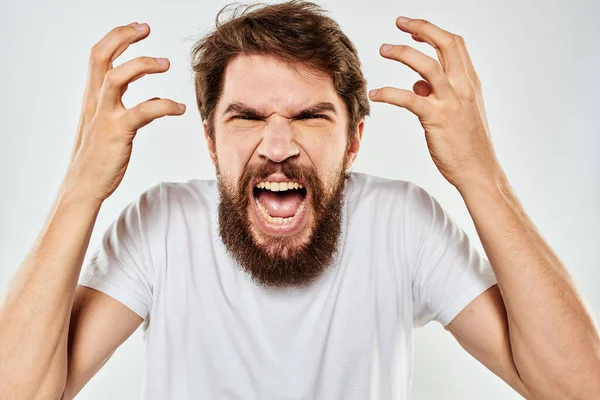 Baard man gebaren met handen bijgesneden uitzicht wit t-shirt studio emotie licht achtergrond — Stockfoto