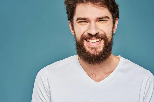 Emotionele man gebaren met handen levensstijl plezier wit t-shirt blauw geïsoleerde voorraad — Stockfoto