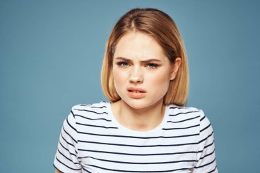 Üzgün kadın duyguları hoşnutsuzluk jestleri ve mavi arka plan