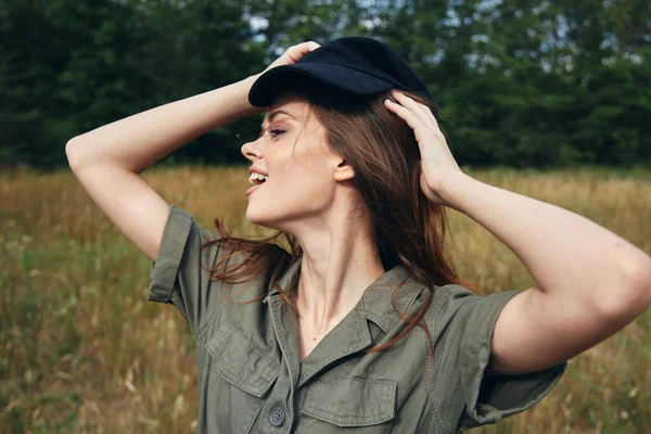 Donna in berretto sul prato e camicia verde — Foto Stock