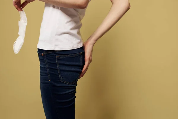 Menina em jeans com uma almofada na higiene das mãos aparência limpa — Fotografia de Stock