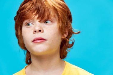 Kızıl saçlı çocuk yüzü yakın plan sarı tişört çocukluğu