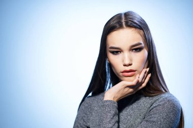 Güzel kadın kozmetik ürünleri uzun saç kesimi stüdyo modeli