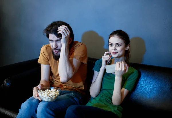 Чоловік і жінка дивляться телевізор увечері в приміщенні — стокове фото