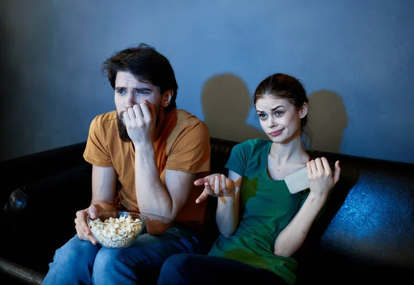 Abendfernsehen und ein Ehepaar mit Popcorn im Teller — Stockfoto