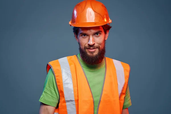 大胡子男子橙色头盔的施工专业刻苦工作 — 图库照片
