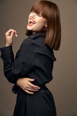 Romantik esmer açık tenli şık giyimli yan görünüş