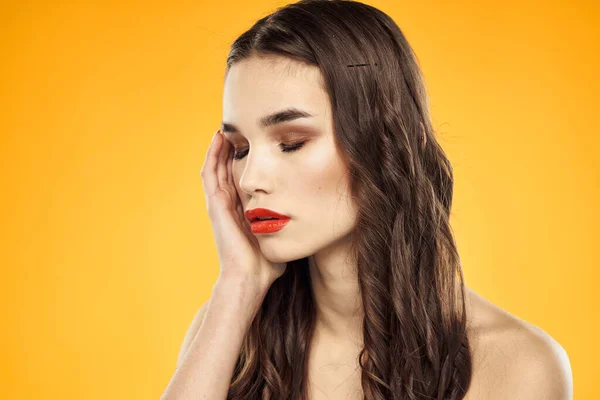 Frau mit nackten Schultern rot geschnittene Lippen Charme gelb Hintergrund — Stockfoto