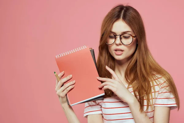 Bela estudante segurando livros instituto de educação gesticulando com as mãos rosa fundo Espaço Copiar — Fotografia de Stock