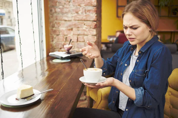 커피를 마시며 아침 대화를 나누는 카페에서 테이블에 앉아 있는 여성 — 스톡 사진