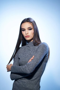 Güzel kadın kozmetik ürünleri uzun saç kesimi stüdyo modeli