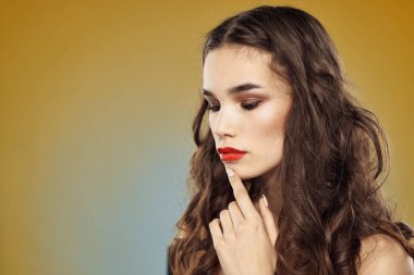 Güzel, çekici bir kadın. Çıplak omuzlar. Kırmızı dudaklar stüdyosu.