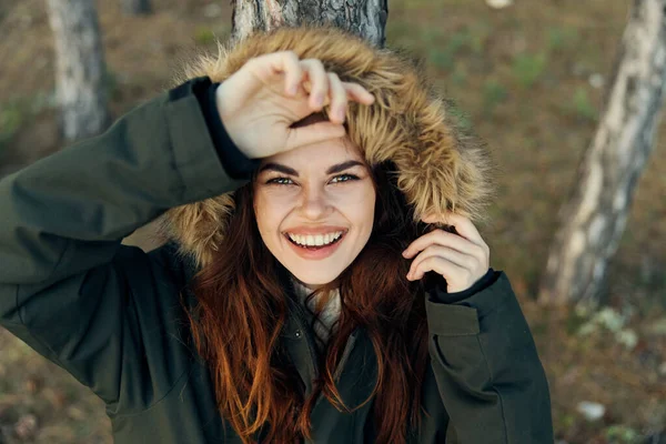 행복 한 여인, 재킷을 입은 채 나무 위에 기대어 자연의 근육질 미소에 기대어 — 스톡 사진