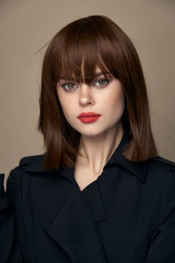 Zarif kadın ceketi ve kemer çekici görünüşü. Eğleniyor. 