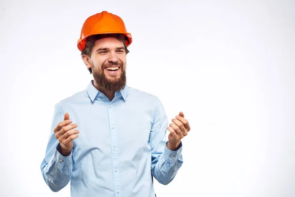 Alegre macho laranja chapéu duro segurança engenheiro de construção profissional — Fotografia de Stock