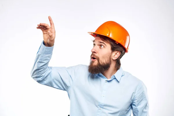 Hombre con camisa naranja casco seguridad emociones construcción profesional recortado ver — Foto de Stock