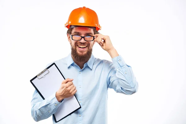 Homem alegre em laranja chapéu duro construção documentos profissionais de serviço — Fotografia de Stock