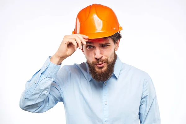 Uomo in camicia casco arancione Lavori di ingegneria costruzione vista ritagliata — Foto Stock