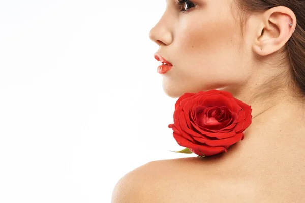 Retrato de mujer con hombros desnudos rosa roja Maquillaje en la cara morena —  Fotos de Stock
