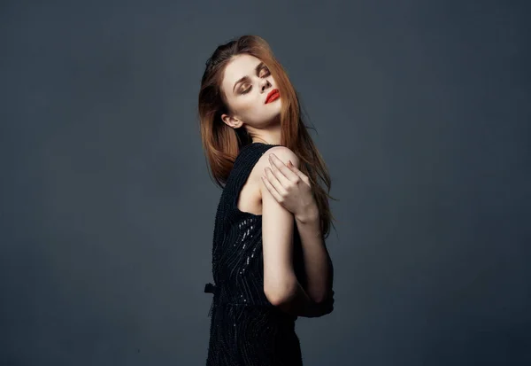 Pelirroja dama en un vestido negro gesto con sus manos abraza emociones modelo de maquillaje — Foto de Stock