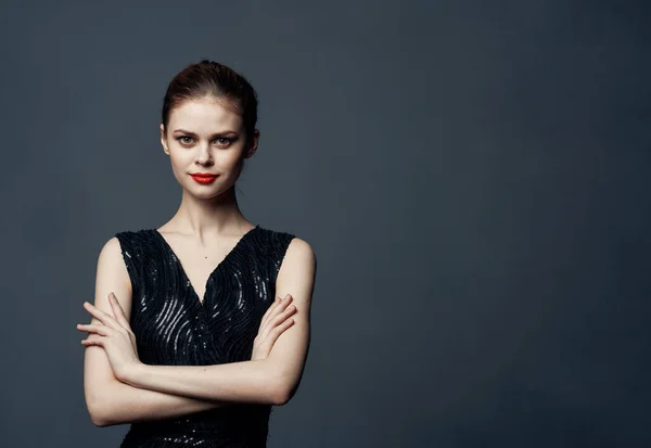 Senhora em vestido preto com maquiagem intrigante olhar interessado modelo — Fotografia de Stock