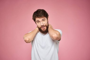 Neşeli sakallı adam beyaz tişört duyguları pembe arka planı kırptı