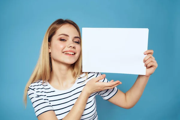 Woman holding sheet of paper striped T-shirt Kopiuj Przestrzeń przycięta widok niebieski tło — Zdjęcie stockowe