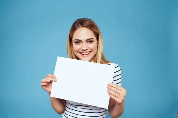 Emotionele vrouw met een vel papier in haar handen lifestyle close-up blauwe achtergrond Copy Space — Stockfoto
