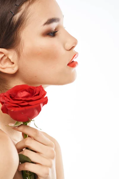 Belle femme avec rose rouge près du visage maquillage épaules nues portrait — Photo