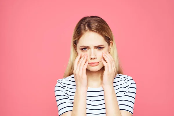 Blonde strisce t-shirt emozione gesto mani scontento espressione facciale rosa sfondo — Foto Stock