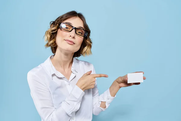 Mulher usando óculos de cartão de visita em mãos no fundo azul Copiar espaço recortado vista — Fotografia de Stock