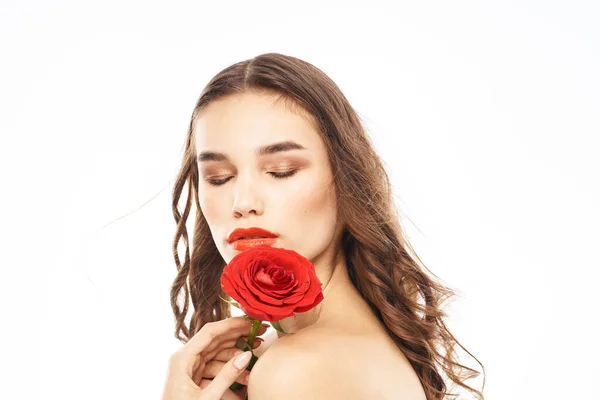 Nő meztelen vállak és vörös rózsa este smink fény háttér — Stock Fotó
