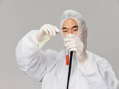 Erkek laboratuvar asistanı aşı testi yapıyor.